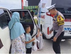 Satlantas Polres Siak Sapa Pemudik di Tol Permai, Beri Bekal dan Imbauan Keselamatan
