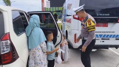 Satlantas Polres Siak Sapa Pemudik di Tol Permai, Beri Bekal dan Imbauan Keselamatan