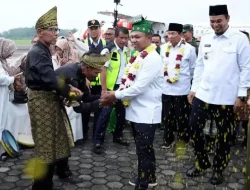 Abdul Wahid Resmikan Penerbangan Perdana Pekanbaru – Rengat