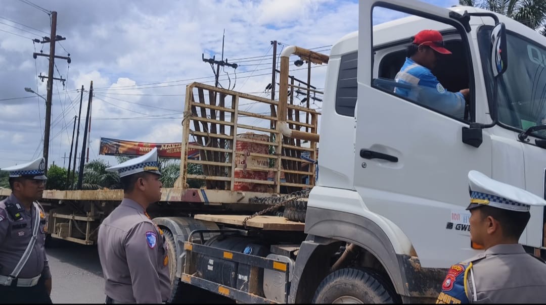 Demi Kelancaran Arus Mudik & Cegah Kecelakaan, Satlantas Polres Siak Tertibkan Truk Berat Demi Kelancaran Arus Mudik & Cegah Kecelakaan, Satlantas Polres Siak Tertibkan Truk Berat