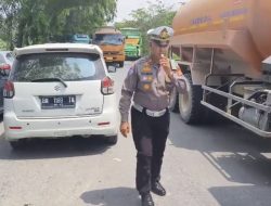 Aksi Sigap Satlantas Siak Evakuasi Truk Gagal Tanjak, Lalin Kembali Lancar