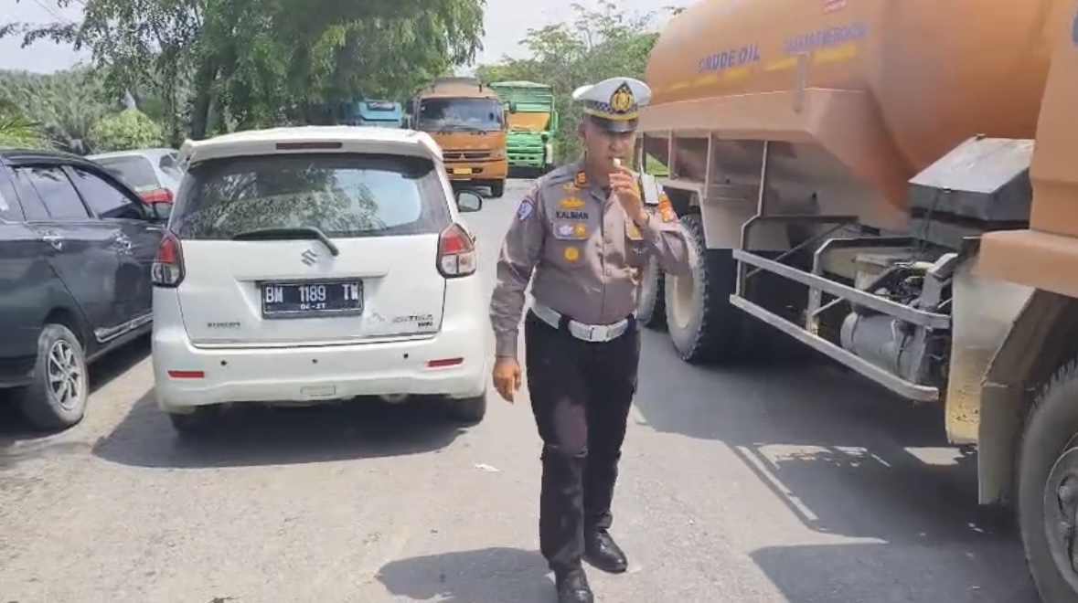 Aksi Sigap Satlantas Siak Evakuasi Truk Gagal Tanjak, Lalin Kembali Lancar
