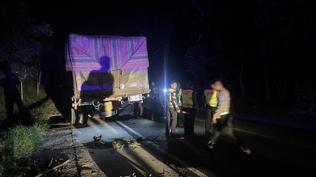 Gugur di Jalan Raya, Anggota Polres Siak Tewas Tabrak Truk Parkir di Jalintim Gugur di Jalan Raya, Anggota Polres Siak Tewas Tabrak Truk Parkir di Jalintim