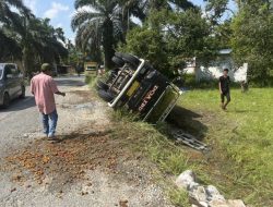 Truk Sawit Terguling di Okura, Jalan Rusak dan Hujan Jadi Pemicu