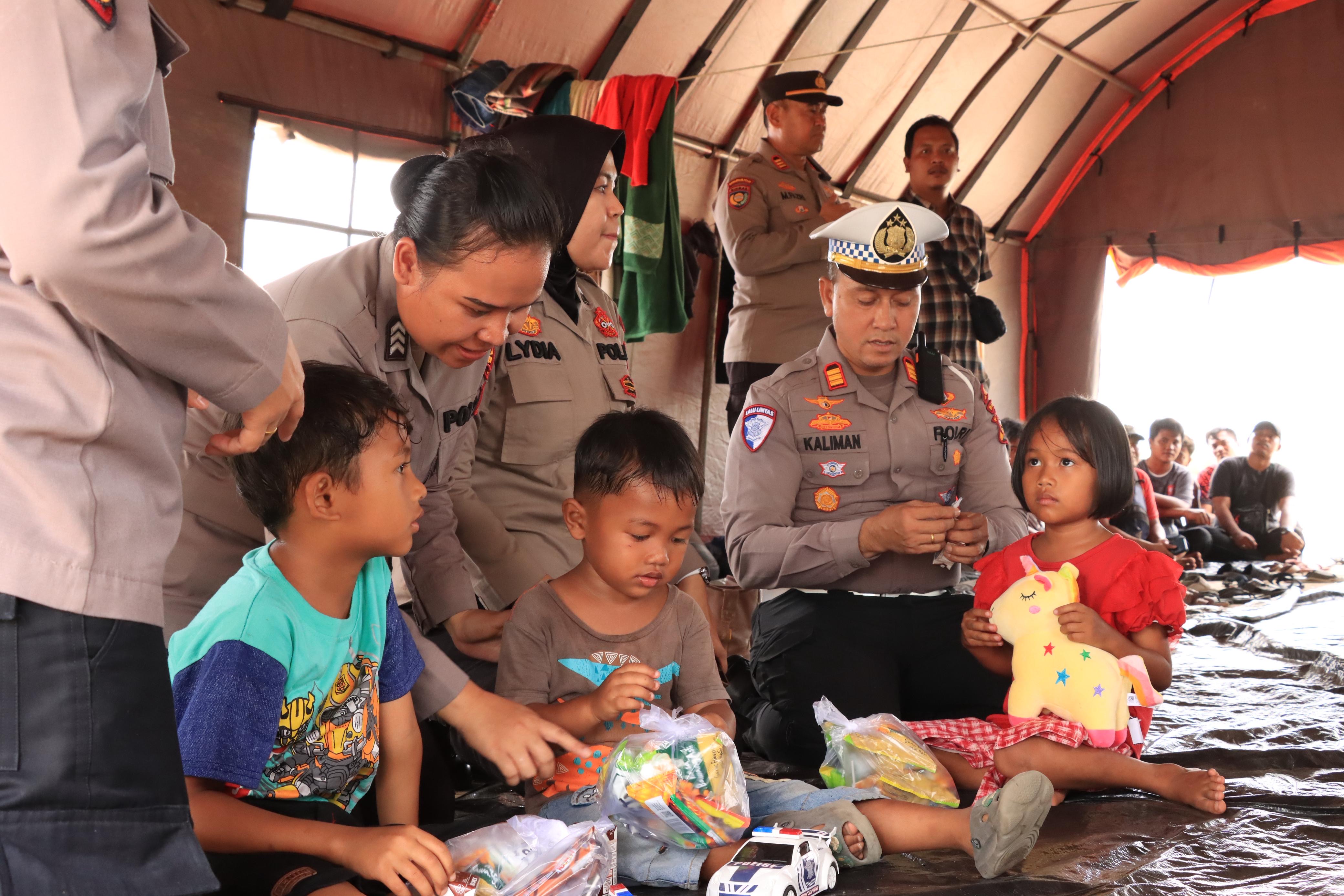 Polres Siak Hadir Pulihkan Psikologis Korban Kerusuhan PT. SSL,  Kaum Ibu dan Anak Kembali Tersenyum