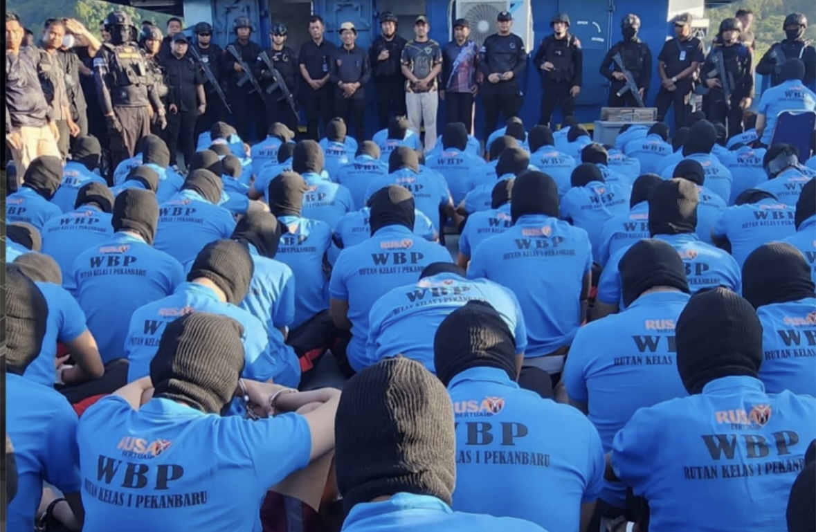 100 Narapidana Riau Dipindahkan ke Nusakambangan 100 Narapidana Riau Dipindahkan ke Nusakambangan
