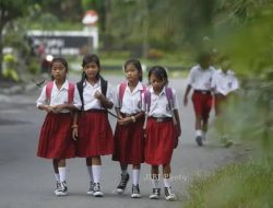 Bupati Siak Pegang Janji, Pendidikan Jadi Prioritas, Seragam Sekolah Digratiskan