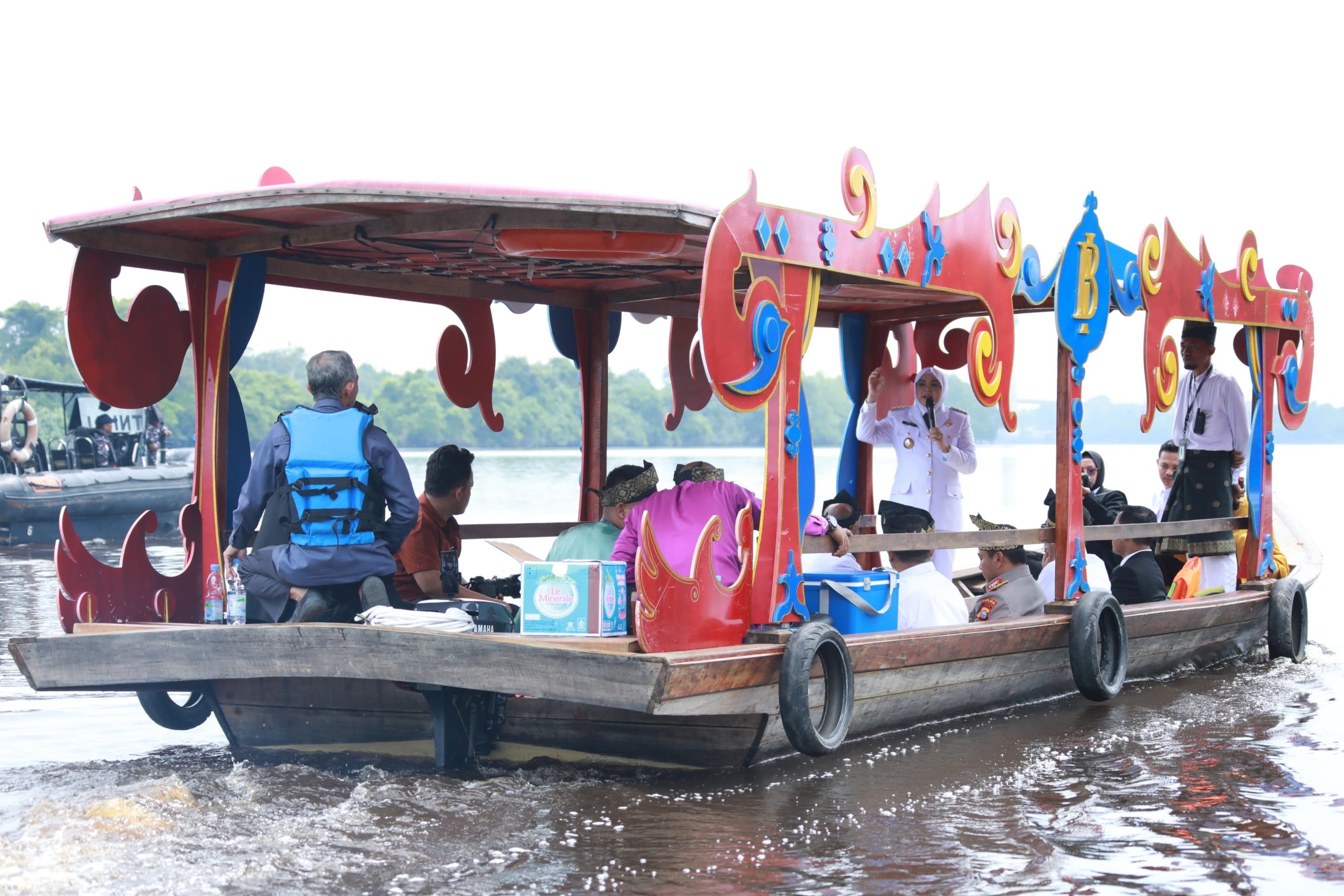 Makan Beghanyut Warnai Pelantikan Bupati Siak Afni-Syamsurizal
