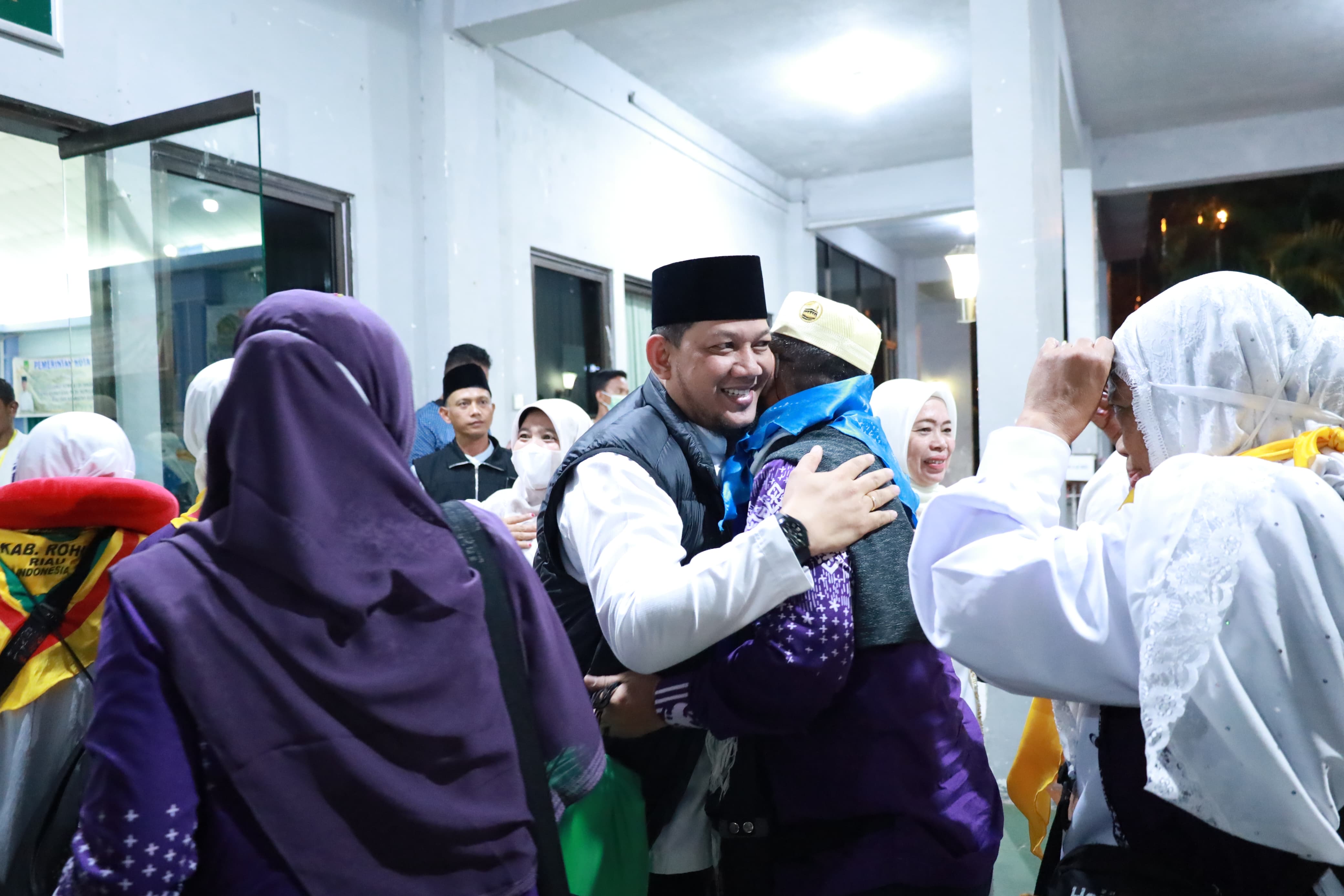 Air Mata Bahagia Sambut 333 Jemaah Haji Siak di Batam