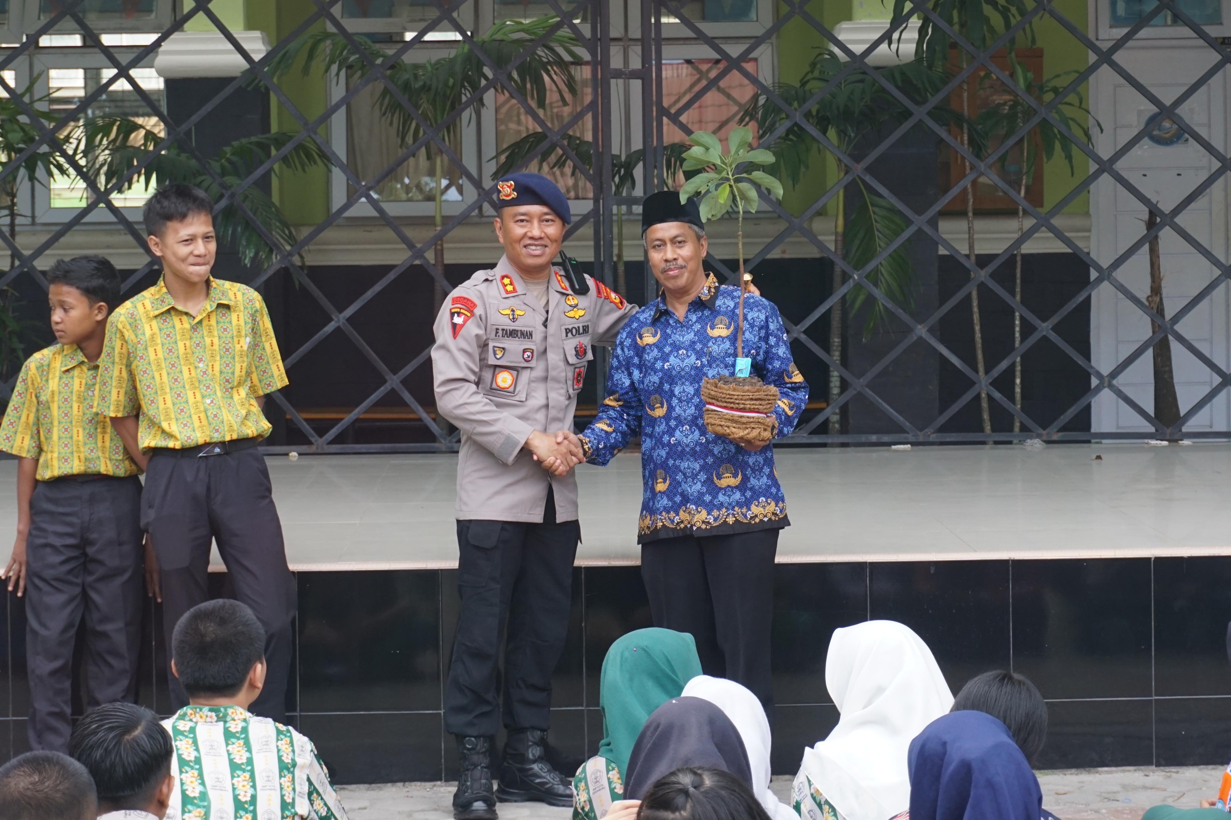 Gegana Brimob Polda Riau Laksanakan Green Policing dan Edukasi di SMA Negeri 2 Pekanbaru
