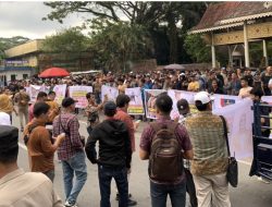 Massa Tumpah Ruah di Purna MTQ, Desak Polda Riau Usut Dugaan Ijazah Palsu Bupati Rohil