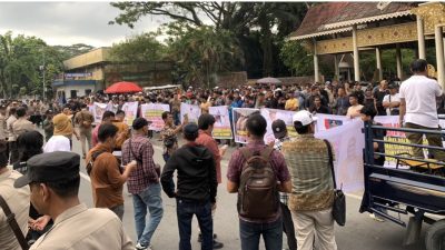 Massa Tumpah Ruah di Purna MTQ, Desak Polda Riau Usut Dugaan Ijazah Palsu Bupati Rohil