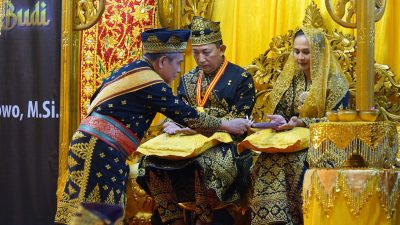 Anugerah Ingatan Budi, Kapolri Disematkan Kehormatan Adat Melayu Riau di Pekanbaru