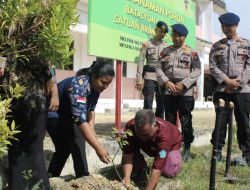 Brimob Riau Tanamkan Nilai Peduli Lingkungan kepada Pelajar Melalui Program Green Policing