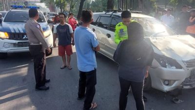 Dua Pejalan Kaki Diseruduk Toyota Inova Depan Kawasan Purna MTQ Pekanbaru