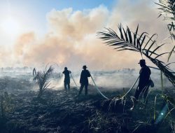 Brimob Polda Riau Terus Berupaya Padamkan Karhutla di Rokan Hilir Meski Akses Sulit