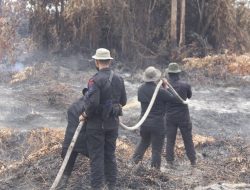 Danki GAS Iptu Rinaldi Pimpin Pemadaman Karhutla di Bathin Salopan