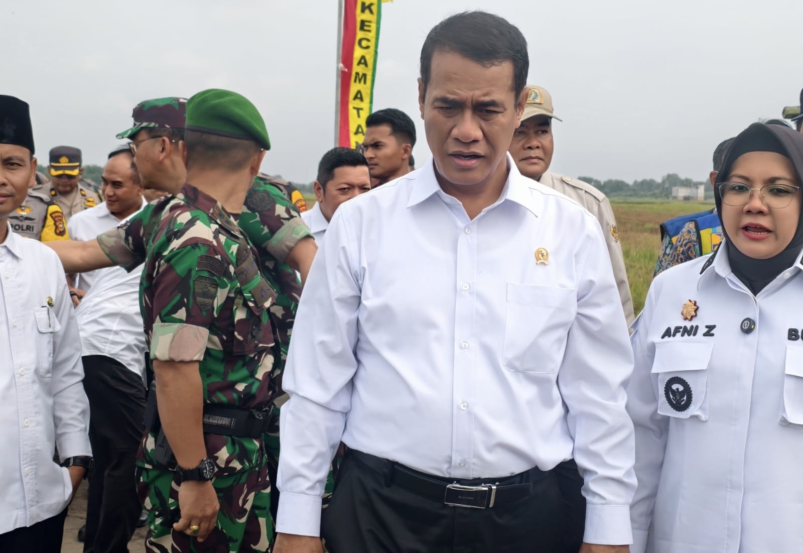 Dorong Kedaulatan Pangan, Mentan Andi Amran Sulaiman Serahkan Bantuan Langsung di Siak Dorong Kedaulatan Pangan, Mentan Andi Amran Sulaiman Serahkan Bantuan Langsung di Siak