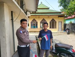 Satlantas Polres Pelalawan Bagikan Bendera Merah Putih ke Wajib Pajak Sambut HUT RI ke-80