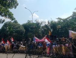 Ribuan Massa Gelar Aksi Damai di DPRD Riau, Desak Bentuk Pansus Defisit Anggaran