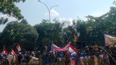 Ribuan Massa Gelar Aksi Damai di DPRD Riau, Desak Bentuk Pansus Defisit Anggaran