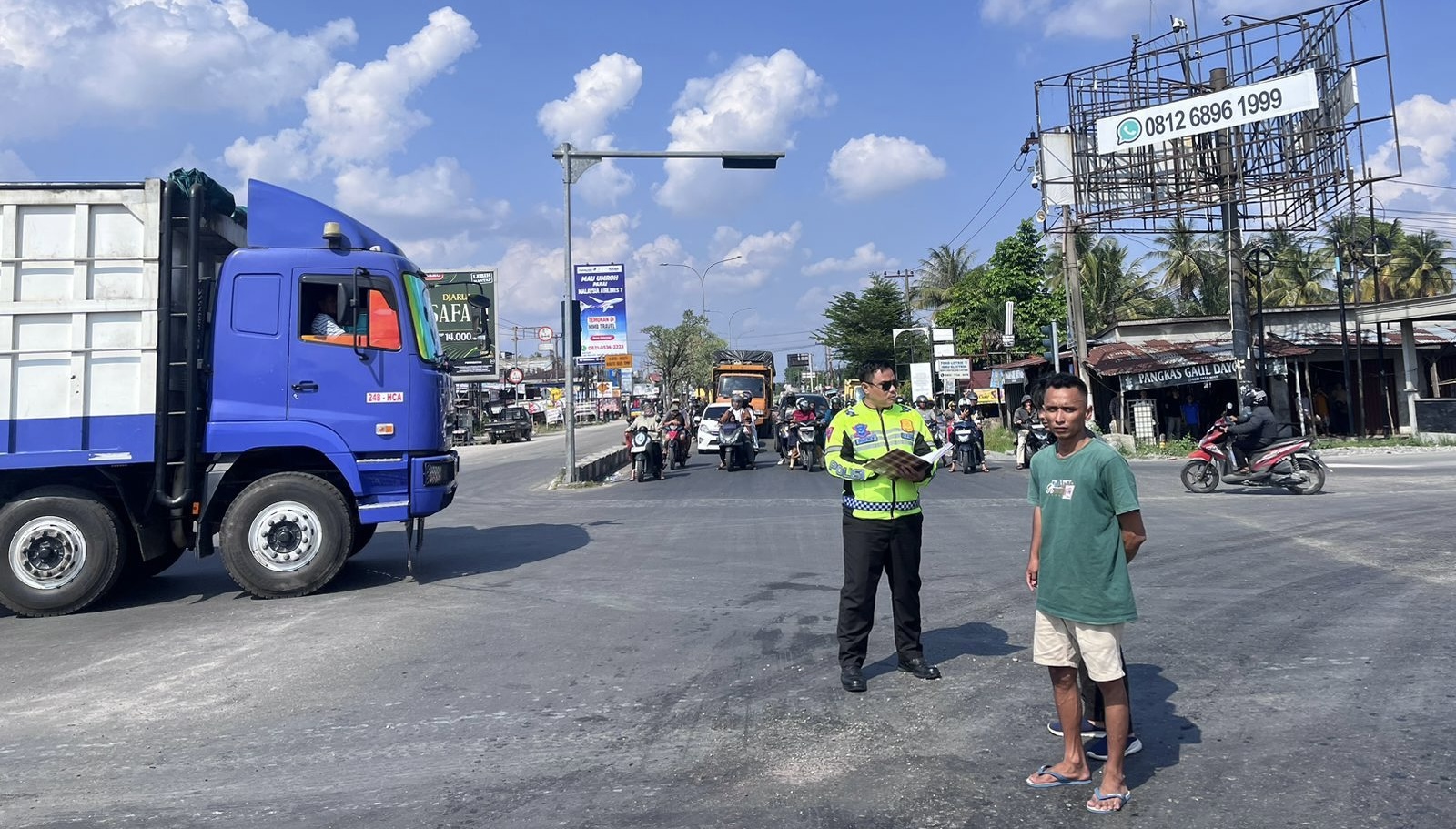 Disenggol Truck, Mahasiswi Asal Sumbar Meregang Nyawa di Persimpangan Garuda Sakti Disenggol Truck, Mahasiswi Asal Sumbar Meregang Nyawa di Persimpangan Garuda Sakti