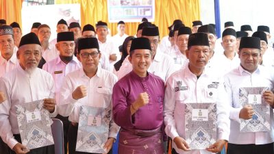 Sekda Siak Bersama RT/RW di Tualang Usai Dikantik