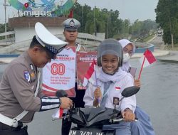 Sat Lantas Polres Pelalawan Meriahkan HUT RI dengan Bagi-Bagi Bendera di Bundaran Tugu Bono