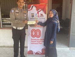 Wajib Pajak di Samsat Simpang Beringin Dapat Bendera Merah Putih Gratis dari Polisi Jelang HUT RI ke-80