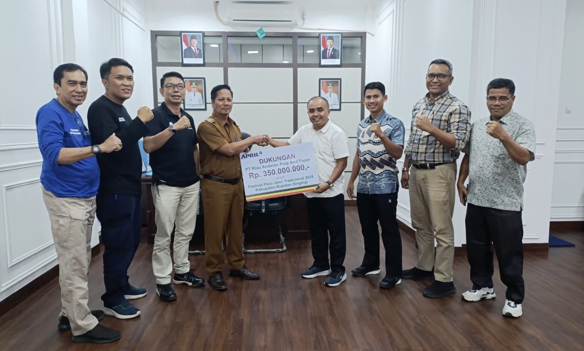 APRIL Group Dukung Festival Pacu Jalur 2025 di Kuansing Serahkan  Bantuan Hingg Rp 700 Juta