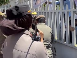 Demo Mahasiswa UNRI Memanas, Gerbang Samping Kantor Gubernur Riau Roboh