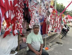 Kisah Poniman, Pedagang Bendera Penjaga Semangat Kemerdekaan di Pinggir Jalan