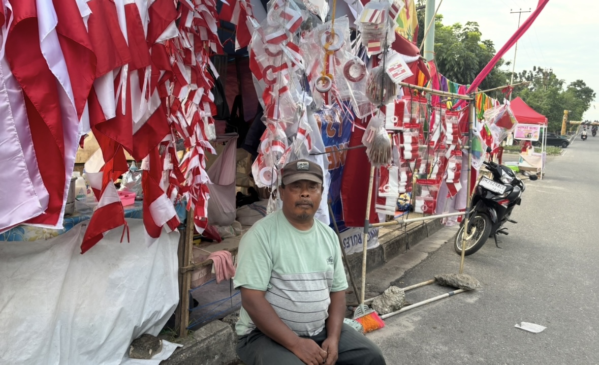 Kisah Poniman, Pedagang Bendera Penjaga Semangat Kemerdekaan di Pinggir Jalan