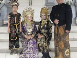 Pesona Keluarga Bupati Siak Dr. Afni Zulkifli dalam Balutan Busana Adat Nusantara di Peringatan HUT RI ke-80