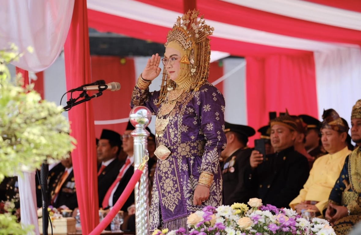 Bupati Afni Tunjukkan Pesona Keberagaman lewat Pakaian Adat di HUT RI ke-80 Siak Bupati Afni Tunjukkan Pesona Keberagaman lewat Pakaian Adat di HUT RI ke-80 Siak