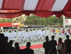 Khidmatnya Penurunan Bendera HUT ke-80 RI di Riau, Pacu Jalur Jadi Simbol Kebanggaan