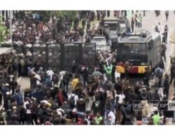 Aksi Demonstrasi di Depan DPR Jakarta Berakhir dengan Ketegangan, Sejumlah Massa Diamankan