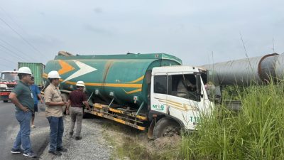 Truck CPO Hantam Pipa Minyak PT.BOB di Lintas Perawang Siak