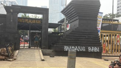 Fasilitas Umum dan Bagunan Polisi Dibakar Massa