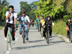 Bupati Afni Kayuh Sepeda Menyusuri Persawahan Bungaraya