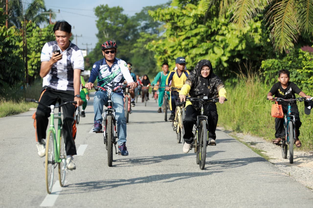Bupati Afni Kayuh Sepeda Menyusuri Persawahan Bungaraya