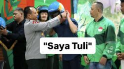 Kapolda Riau Bagikan Helm Khusus Bagi Driver Ojol Tuna Rungu