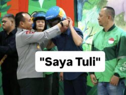 Kapolda Riau Bagikan Helm Khusus Bagi Driver Ojol Tuna Rungu