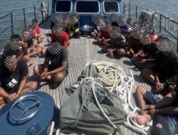 Bea Cukai Riau Gagalkan Penyelundupan Kayu Teki dan PMI Ilegal di Perairan Sinaboi