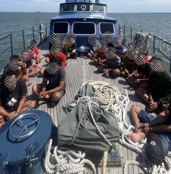 Bea Cukai Riau Gagalkan Penyelundupan Kayu Teki dan PMI Ilegal di Perairan Sinaboi