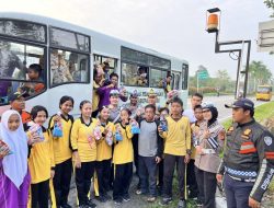 Senyum dan Sapa Satlantas Polres Siak Iringi Pelajar Menuju Sekolah