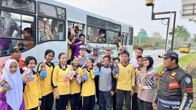 Senyum dan Sapa Satlantas Polres Siak Iringi Pelajar Menuju Sekolah Senyum dan Sapa Satlantas Polres Siak Iringi Pelajar Menuju Sekolah