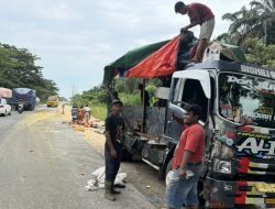 Hujan Deras Bikin Truk Buah Alami Kecelakaan, Jalintim Siak Dibanjiri Jeruk