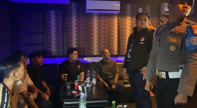 Polresta Pekanbaru Razia THM C7 dan D’Poin, Pengunjung Sepi dan Tes Urine Nihil Narkoba