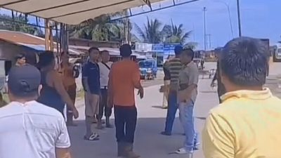 Jalan Rusak Tak Kunjung Diperbaiki, Warga Minas Tantang Gubernur Riau dengan Aksi Tidur di Jalan